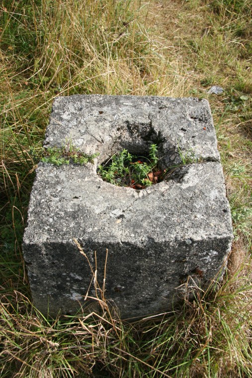 Kuhaugen, sokkel 2.jpg