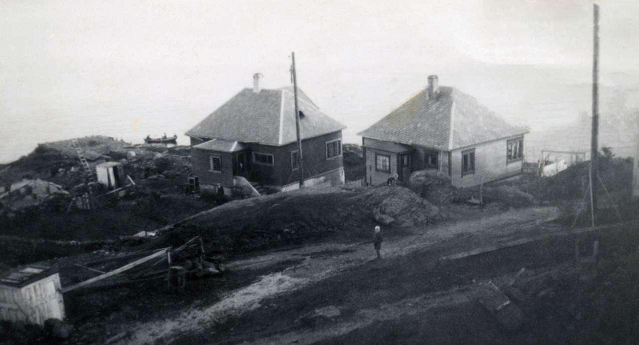 LV-stillingen ytterst - og pågående grunnarbeider for bunkeren nærmest huset.