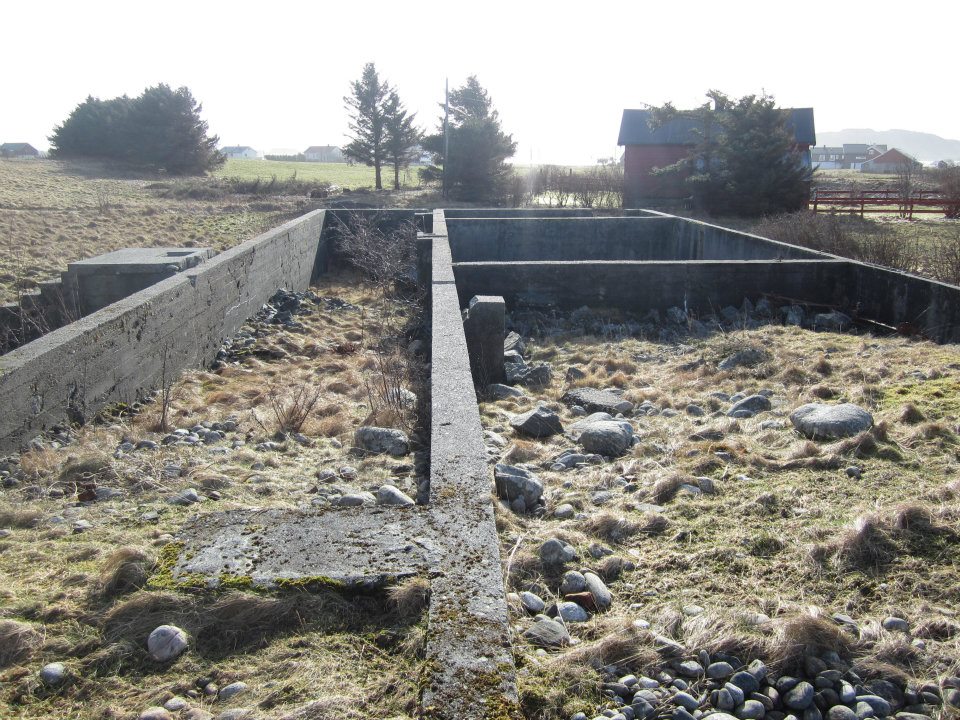 Grunnmurene etter anleggets største brakke. Rullestein-stranden like ved, som er fredet har &quot;slukt&quot; deler av grunnmuren. Her sett fra annen vinkel.