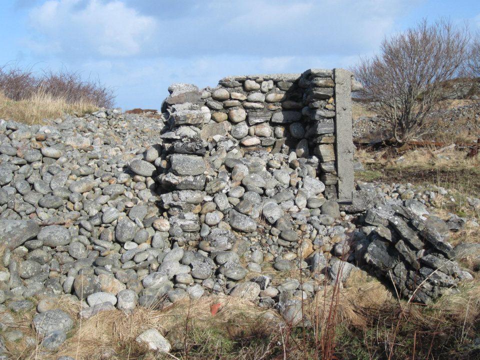 Rester etter ammobunker til de to 2cm-kanonene. Laget av rullestein og betong. Helt rasert / sprengt?