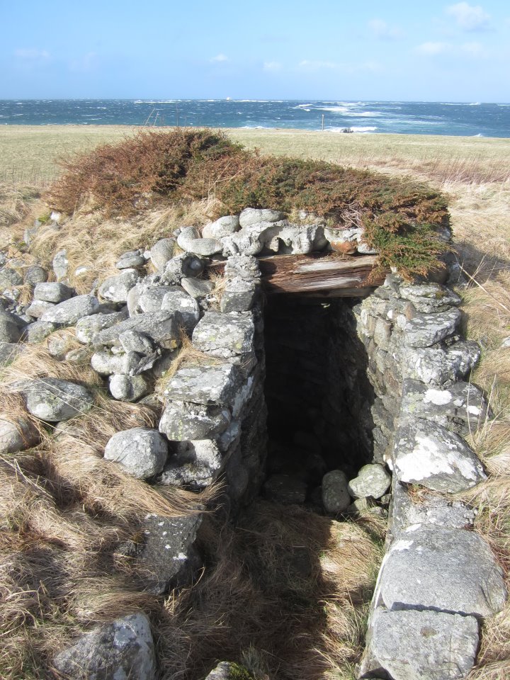 Mindre dekningsbunker, som trolig var tilknyttet den andre 2cm luftvernkanonstillingen v. anlegget. Denne stillingen er det ingen spor av pr. i dag. Trolig rasert og nedgravd, ettersom stedet den lå, er planert (ser ut som det er åker etc. der nå).