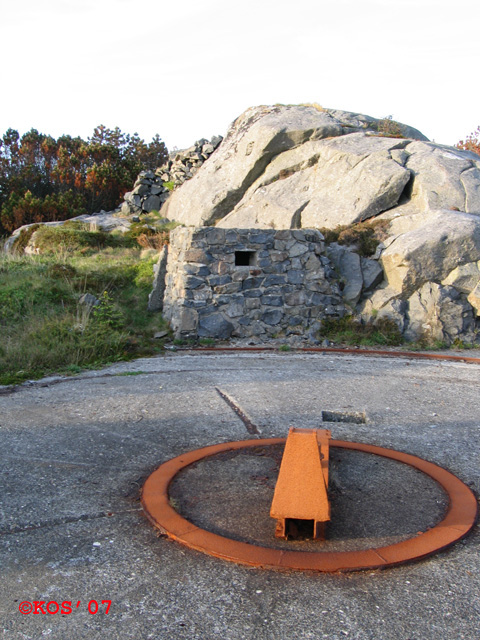 Og, 180grd. andre veien. Kommandobunker for kanonen. og en stilling bak(og over).<br />Edit juli 2017: Iflg. etterkrigskart kan den stillingen rett bak være en av de to 2cm Flak 38 stillingene. Meget feltmessige de også, som resten ved K.5<br />Merk. Ikke forhøyet sentrum som de 4 andre.