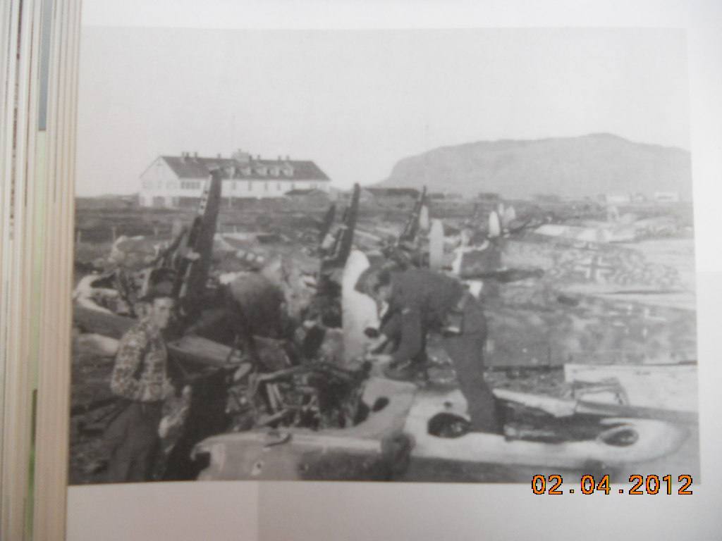 Bildet tatt i 1945 under hugging av Tyske fly på Ørland,en ser OPS bygget i bakgrunnen.