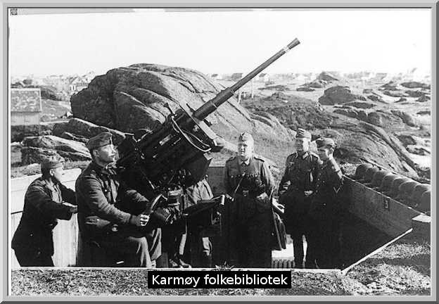 Fotografi av  2cm KwK Flak, høyst sannsynlig fra Kvitsøy.<br />(Ikke Skudenes slik Karmøy folkebibliotek angir på http://www.karmoy.folkebibl.no/cgi-bin/websok-bilde?tnr=18483 )