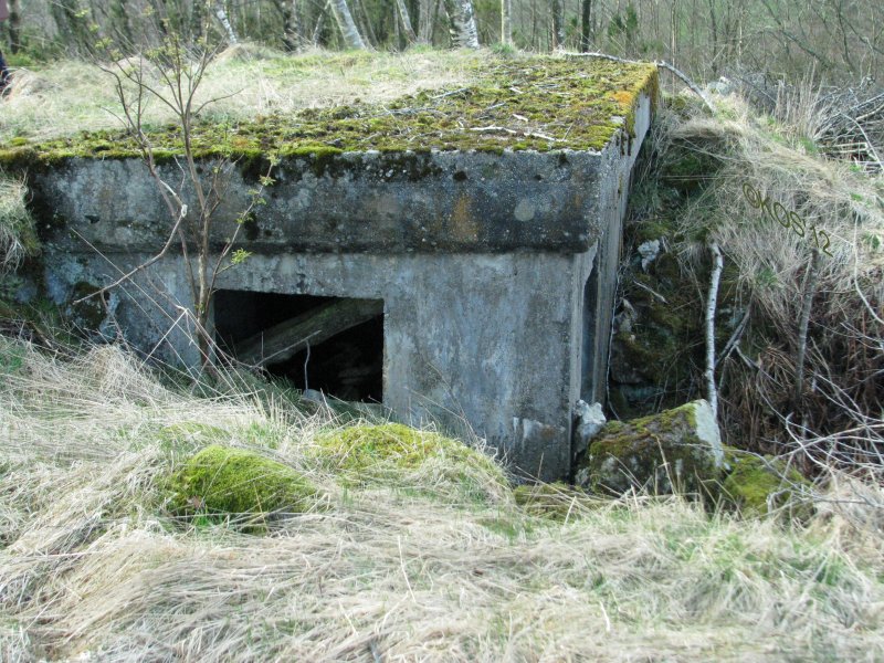 Til tross for kraftig tak, <br />hadde det vel nesten vært tryggere på utsiden om denne ble truffet av noe :-]