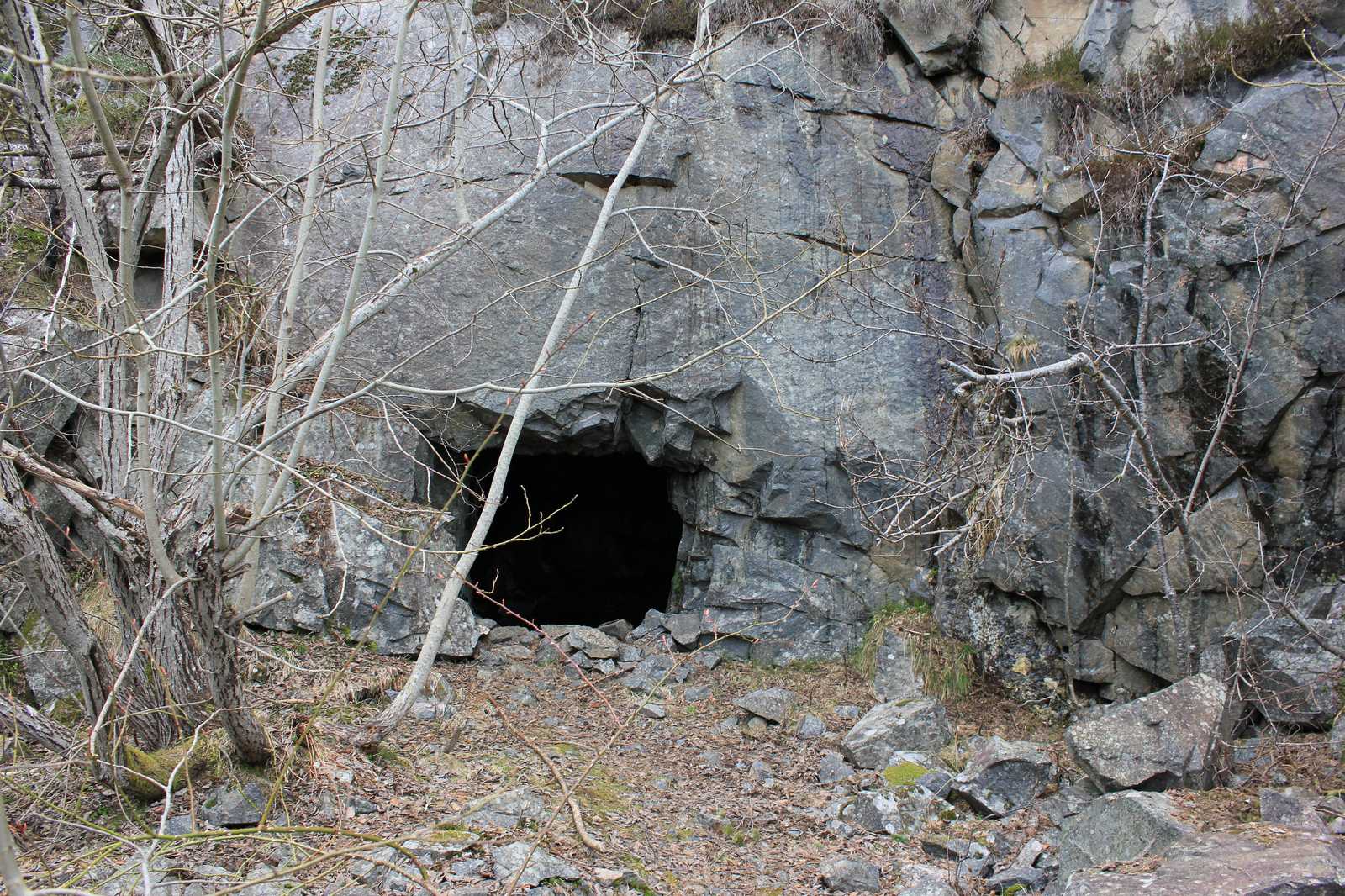 Tunnelinnslag fremfor haugen <br />mot sjøen...<br /><br />(Punkt på kartet: 8)