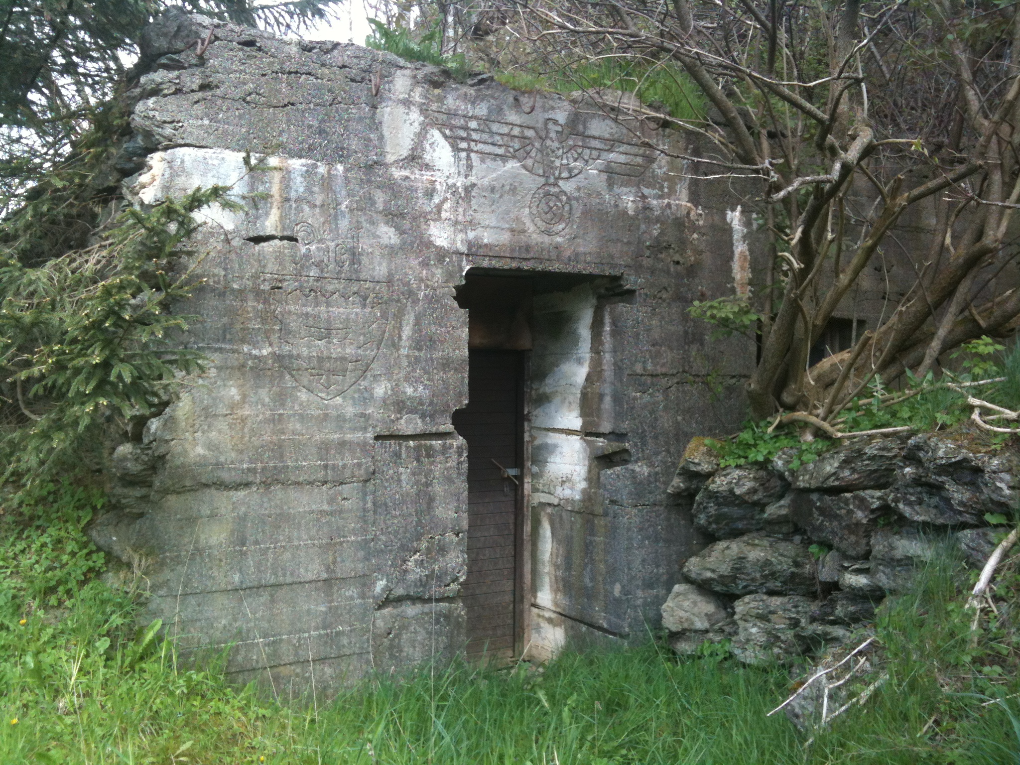 Dette er framsida på den første bunkersen. Den har Hitlers Nazi fugl. Det står Riel på slags skjold att med det.