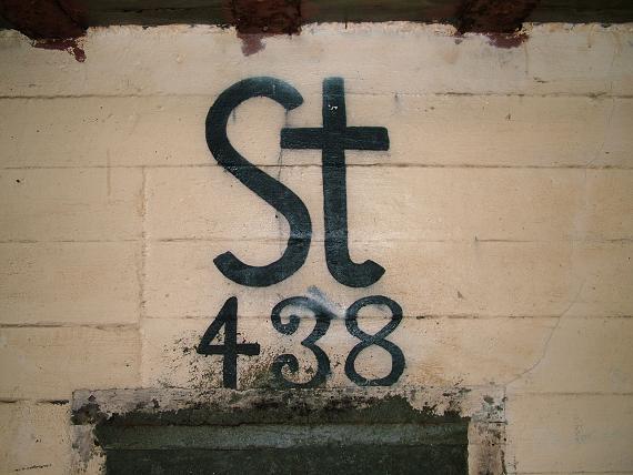 St 438 i inngangen på en Regelbau 634. Dette nummeret finner man igjen på samme måte på oversiktskart, byggelister og plantegninger!