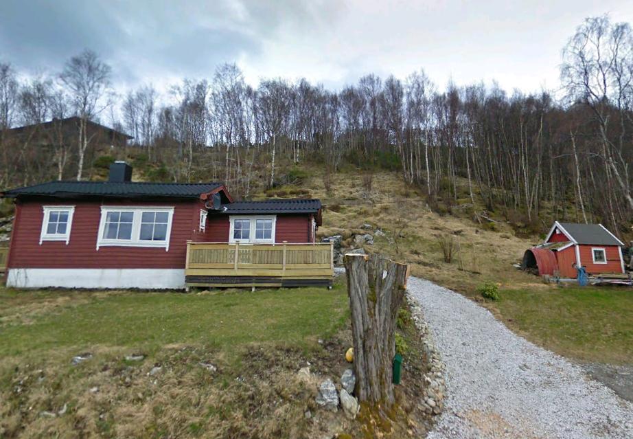 Her dette huset nå står lå det en  dekningsbunker med tak av buede bølgeblikkplater som var delvis nedgravd i bakken. Ingen synlige spor av selve bunkeren, men om man se nøye på den lille hytta i hagen, til høyre, kan man se noen av bølgeblikkplatene som er malt rød og ibruk som vedskjul. :)<br />2cm-Flak-stillingene lå på høyden ovenfor. Var nedgravd i bakken, med sidevegger av opplødd stein, og med en diameter på 3 meter. Alle er gjenfylt og nesten ingen synlige spor.