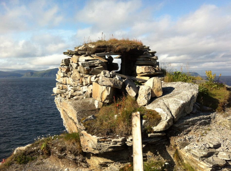 Melkøya bunker ved sjøkanten mot nordvest og Sørøya.jpg