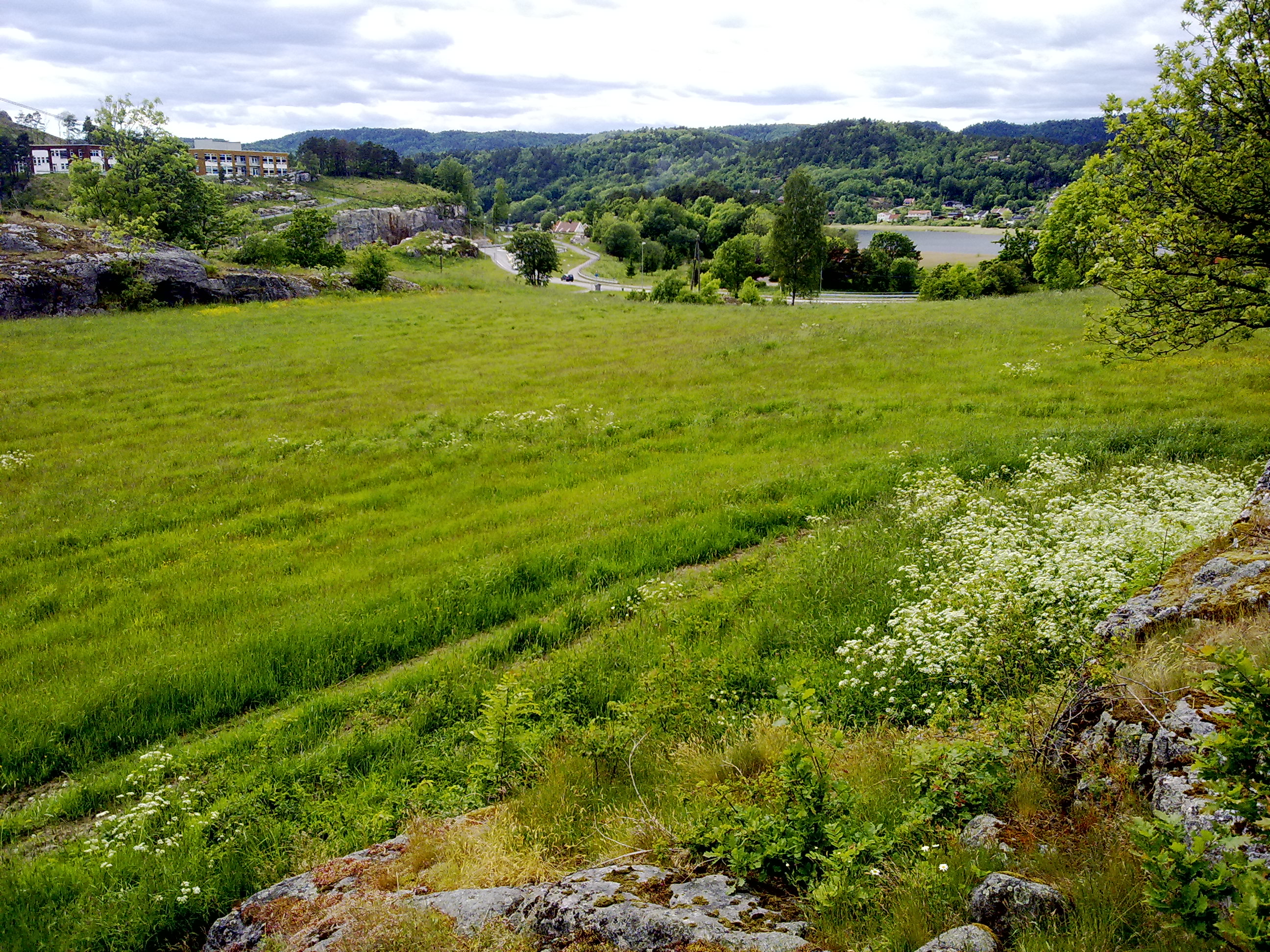 Gamle hovedveien skimtes.