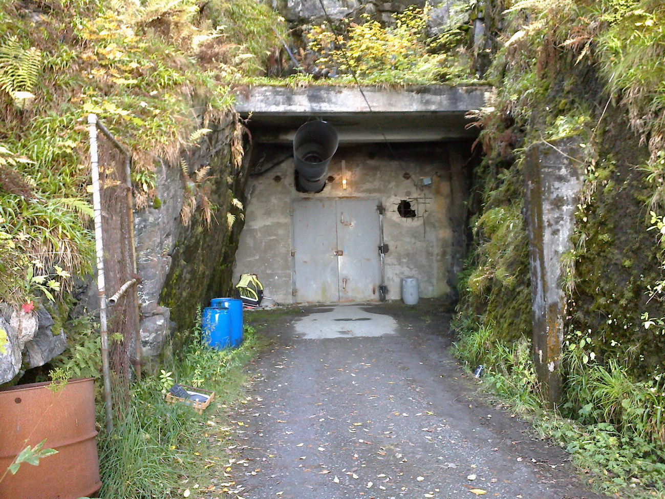 Inngangspartiet til den eks-tyske tunnellen som var ibruk som drivstofflager. En lang gang med to sideganger. Var på 80 -og 90-tallet ibruk av Ålesund pistolklubb/skyteklubb, men virker &quot;fraflyttet&quot; den dag i dag.