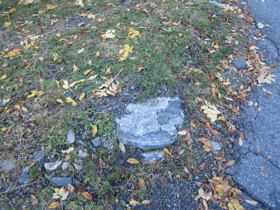 Restene etter en MG-stilling i stein/betong v. Kronå. Rasert og gjenfylt.
