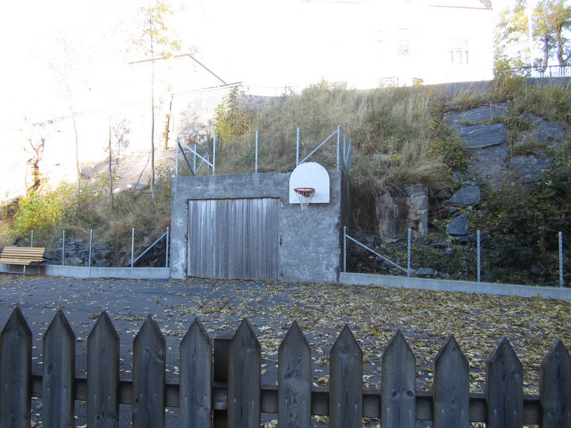 Bunker i &quot;Skaret&quot; v. Kronå som er delvis innskutt i fjellet. Skal ha vært ibruk som lager for matvarer visstnok.