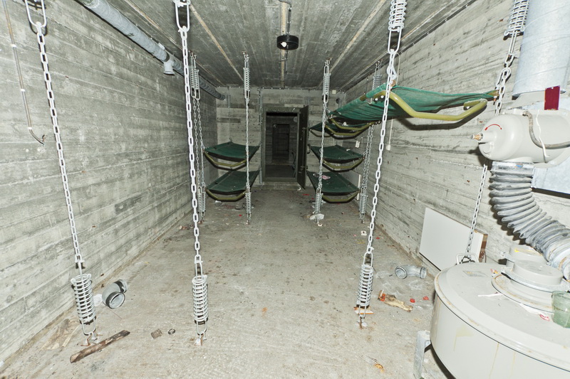 Underjordisk bunker med flere rom, lange overbyge løpegraver og rom for køyer.