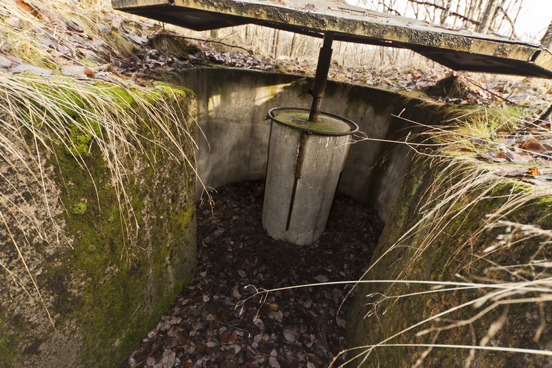 Undersiden av taket på stilling, taket kan heises opp og ned samt ringen på betongsøylen.