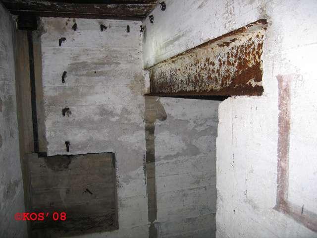 Inn til arbeidsrom. Antenne nr.2 ved døren.<br />Bunkers er merket &amp;quot;L&amp;quot; som en ser.