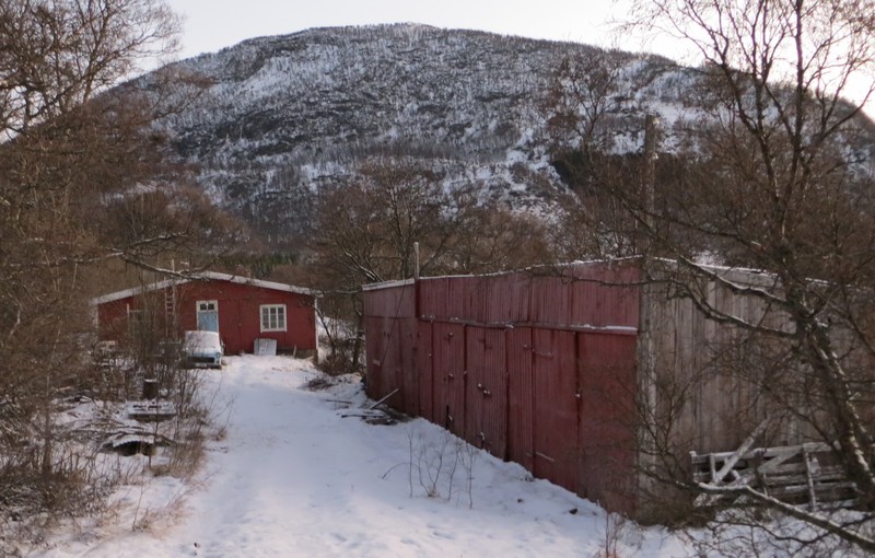 Brakken og garasjen står stadig