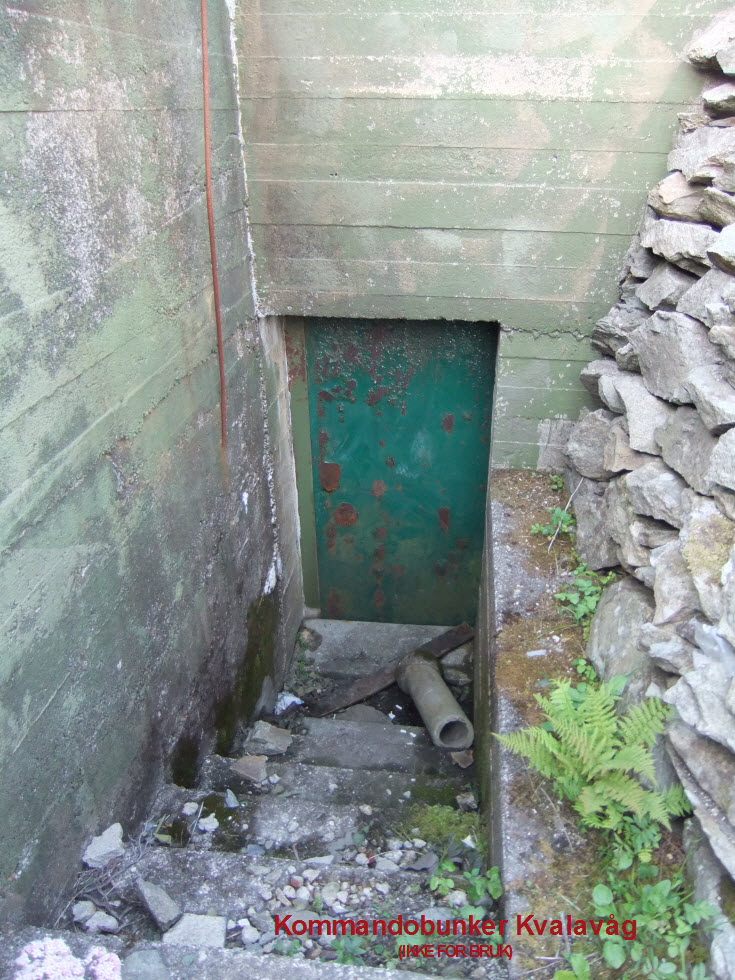 32- Den andre inngangen med trappene som er gjengrodd. Avløpet nederst til høyre var tett så vann rant inn i bunkeren - høsten 2012.JPG