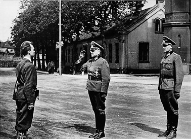 Fenrik Terje Rollem overtar Akershus festning fra den tyske kommandant major Josef Nichterlein den 11. mai 1945. Foto: pressefotograf Johannes Stage.