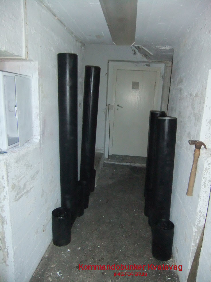 47- Nye utvendige ventilasjonskanaler er produsert og lagret i gangen - vinteren 2012.JPG