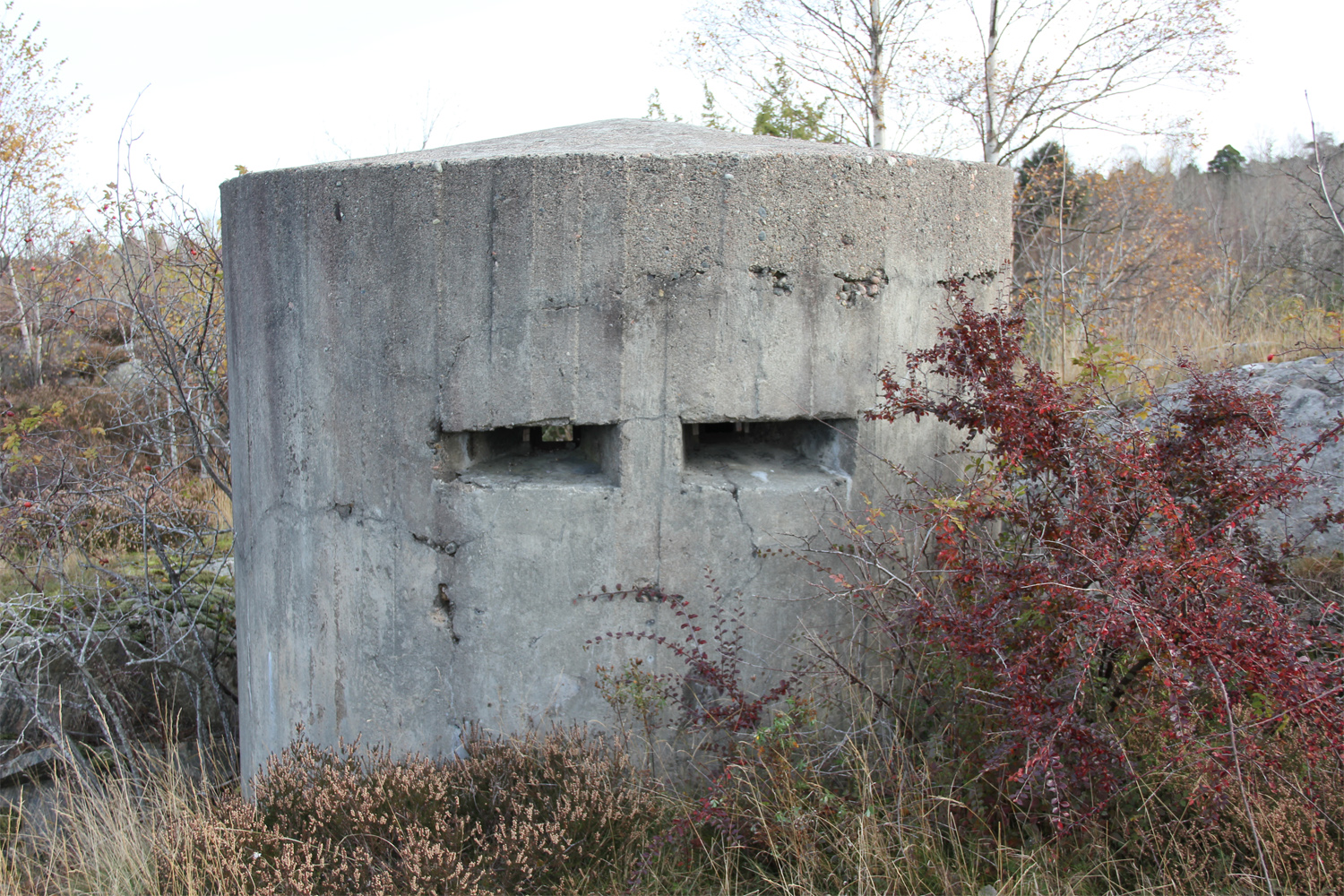 Liten bunker fra krigens dager.