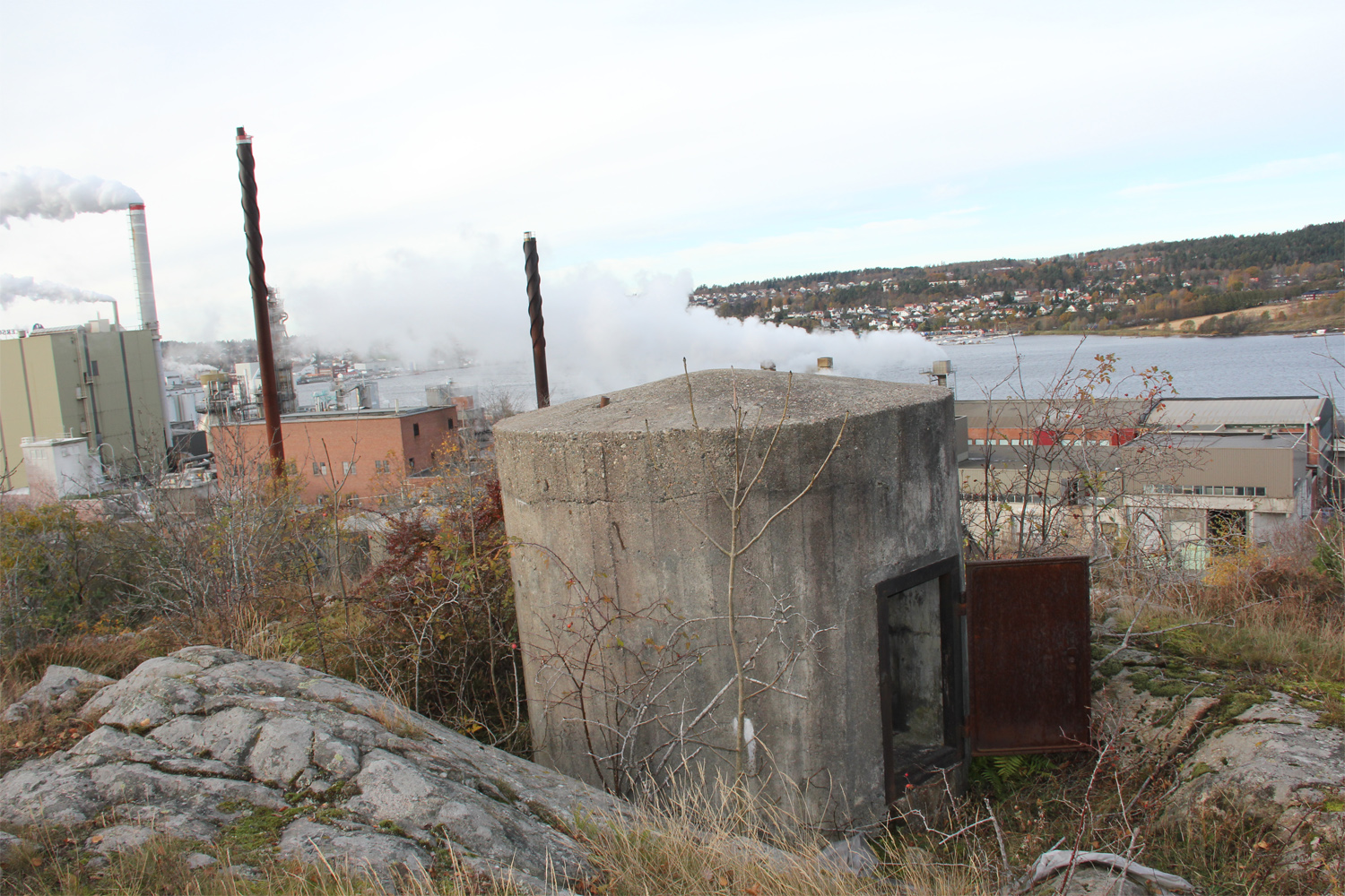 Bunkeren ligger på Verksåsen i Moss, rett øst for den nå nedlagte papirfabrikken.