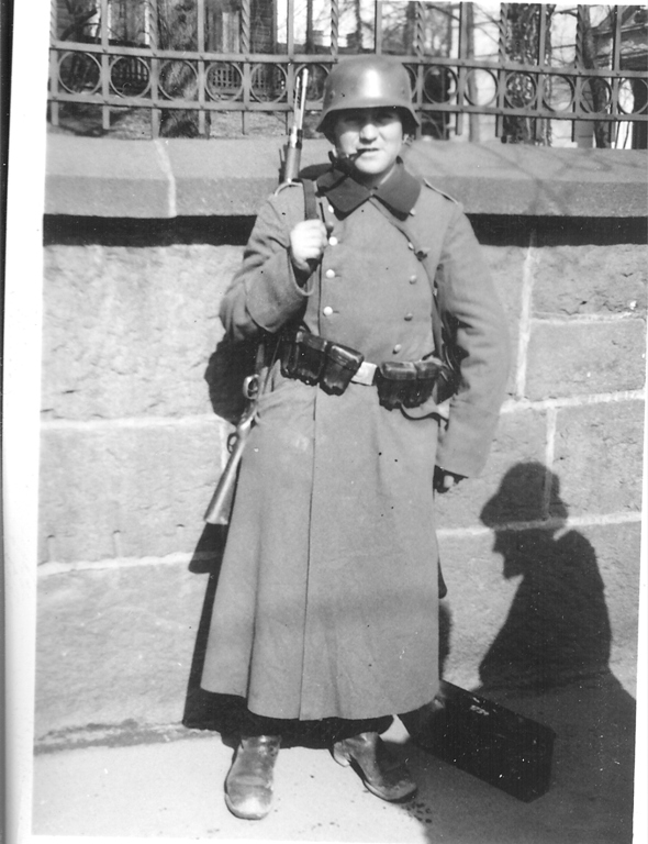 Tysk soldat Drammensveien Oslo 1940_2_2.jpg