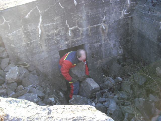 Her fjerner eg stein fra inngangspartiet til en delvis blokert stilling som eg ikke vet hva heter.