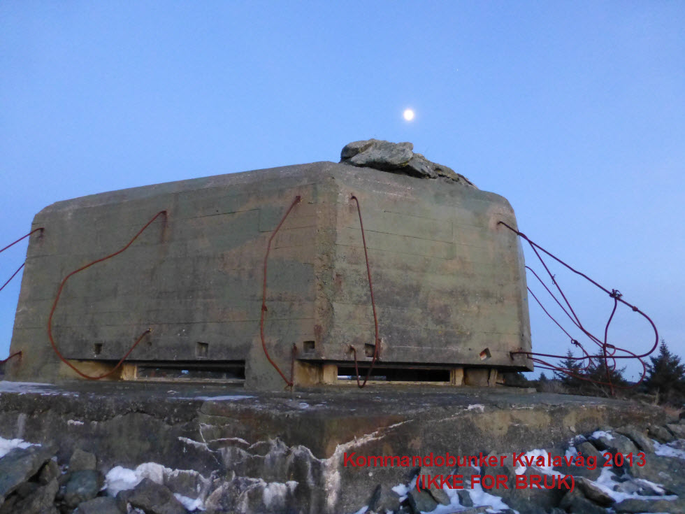 57- Kommandubunkeren ved HKB Vikene 22. januar 2013 - Stemningsbilde med OP fra utsiden med månen gengende over bunkeren..JPG