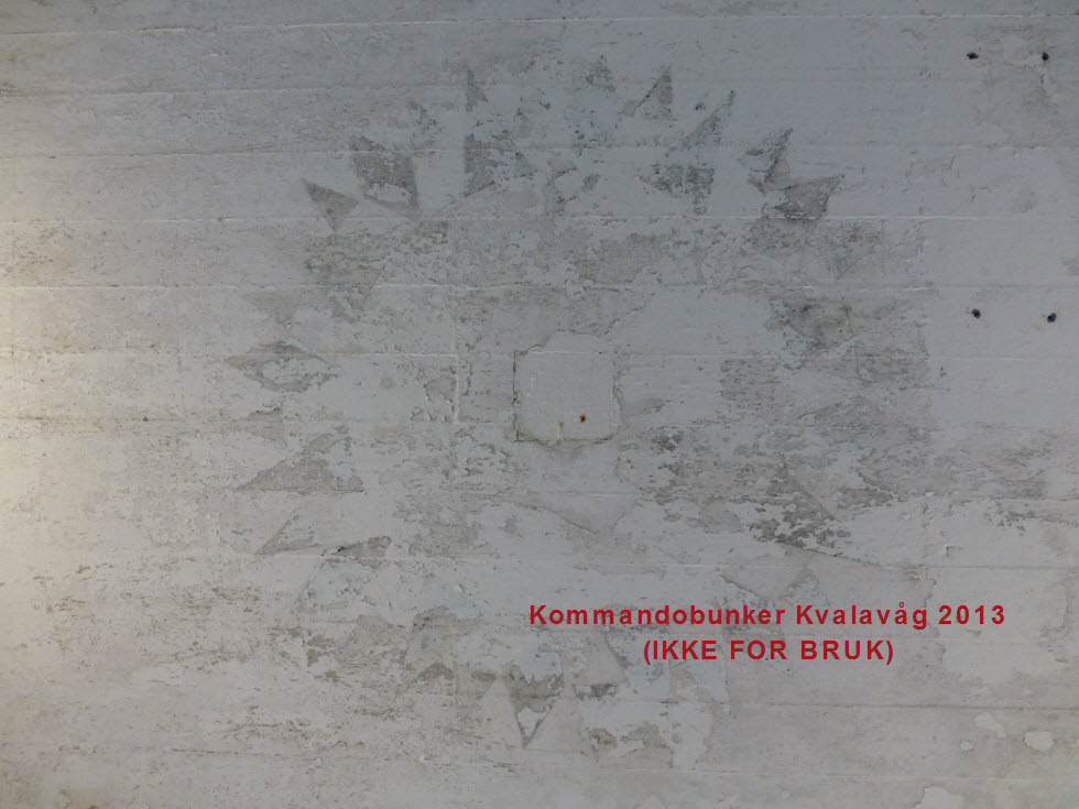 69- Kommandubunkeren ved HKB Vikene 2. februar 2013 -En kompassrose fra tyskerne dukket opp under malingen.JPG