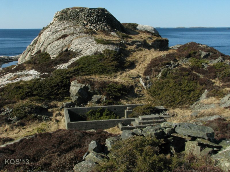 MKB 10./504 Haugesund - Flakgruppe Sør(vestre)<br />Foto tatt fra en nærforsv.stilling og viser i tillegg til Flak stillingen også brakkegrunnmur samt rester av et lite (sammenrast) skjul til venstre for.