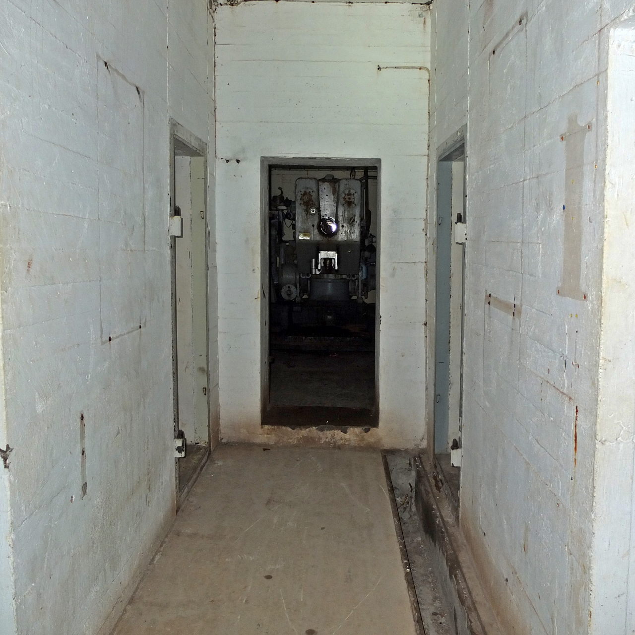 Rauoy_singelfjellet_15cm_kanon_innvendig.jpg