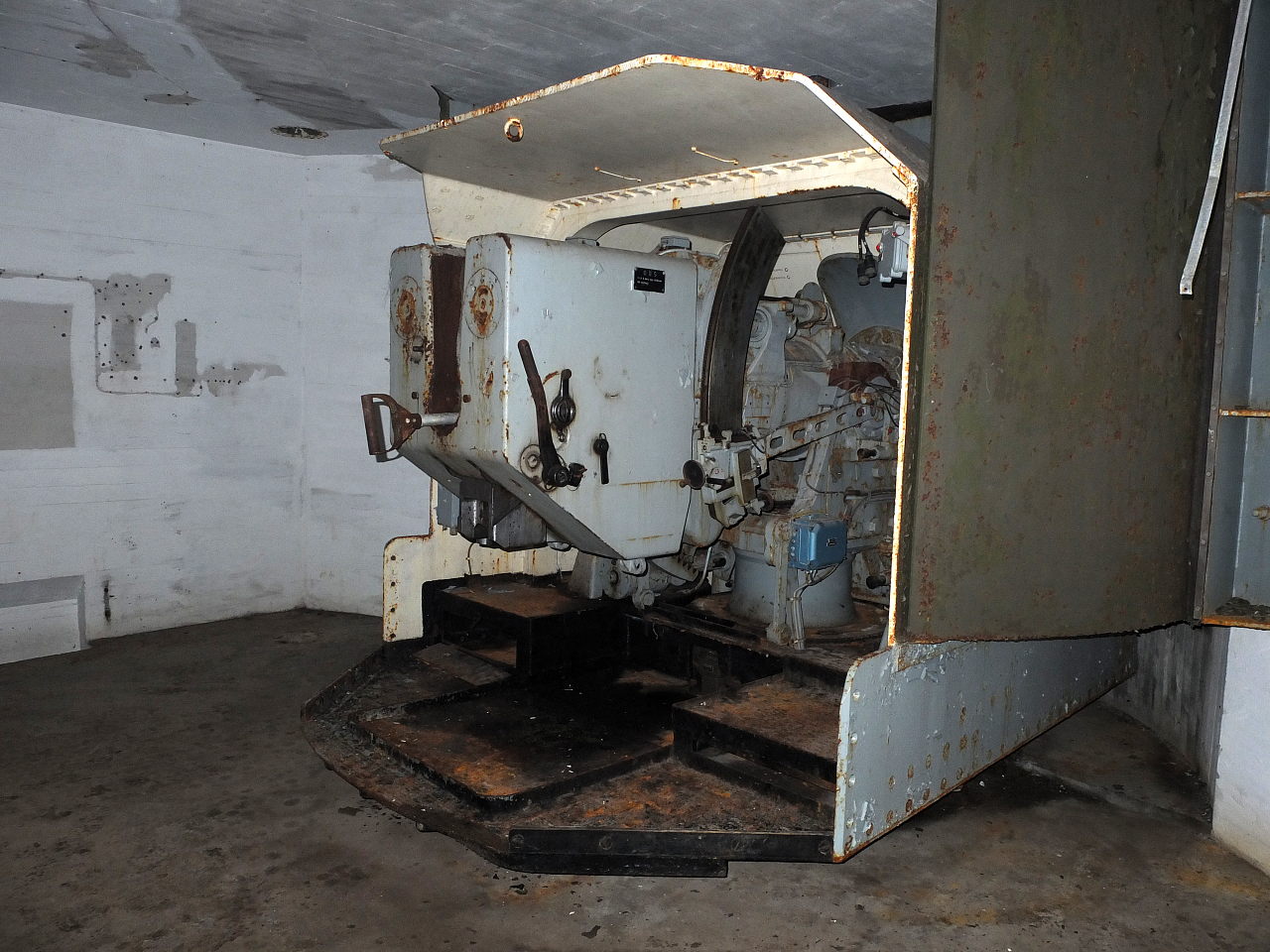 Rauoy_singelfjellet_15cm_kanon_innvendig2.jpg