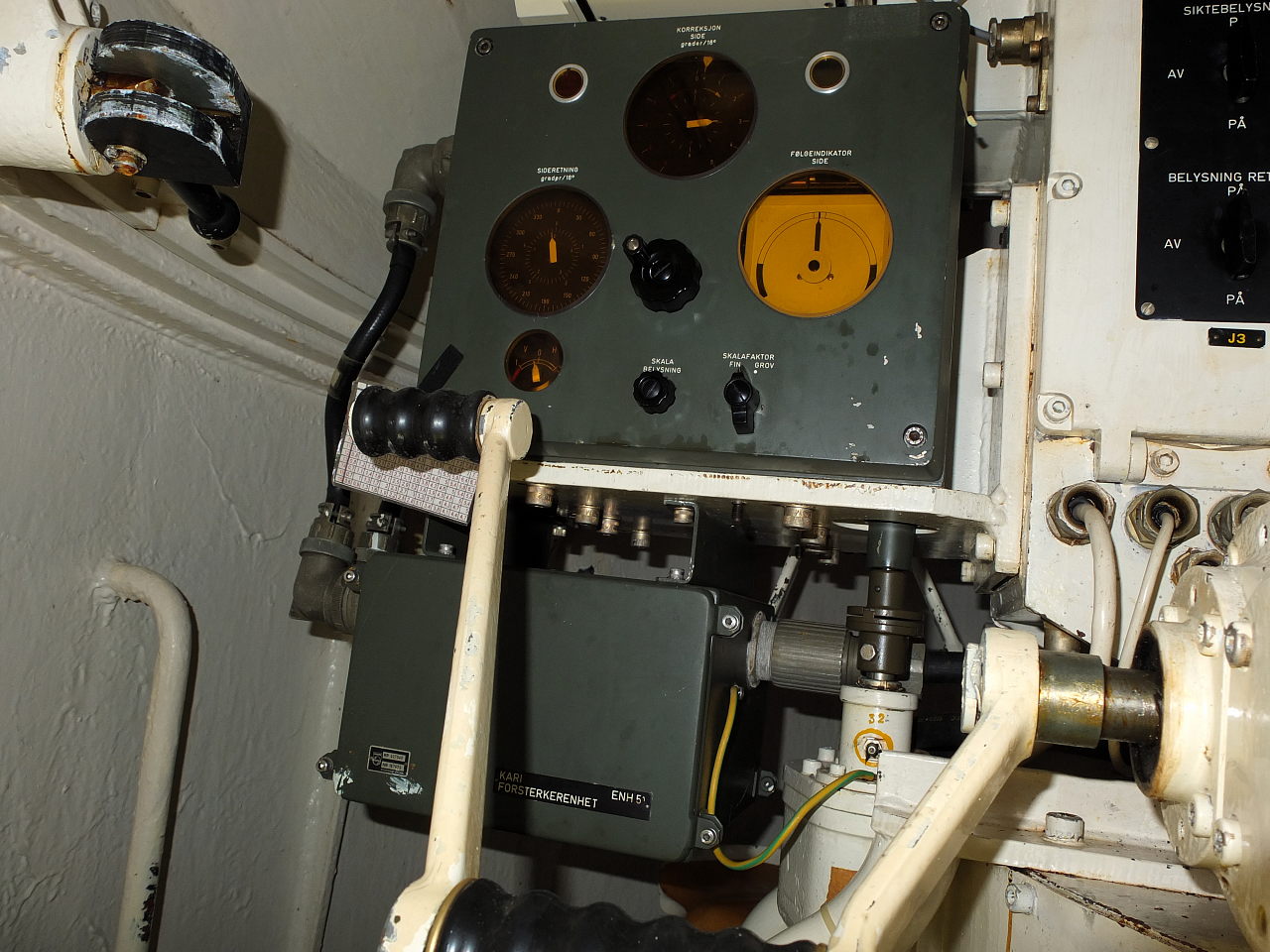 Rauoy_75mm_batteriet_taarnkanon_instrumentpanel_sideretning.jpg