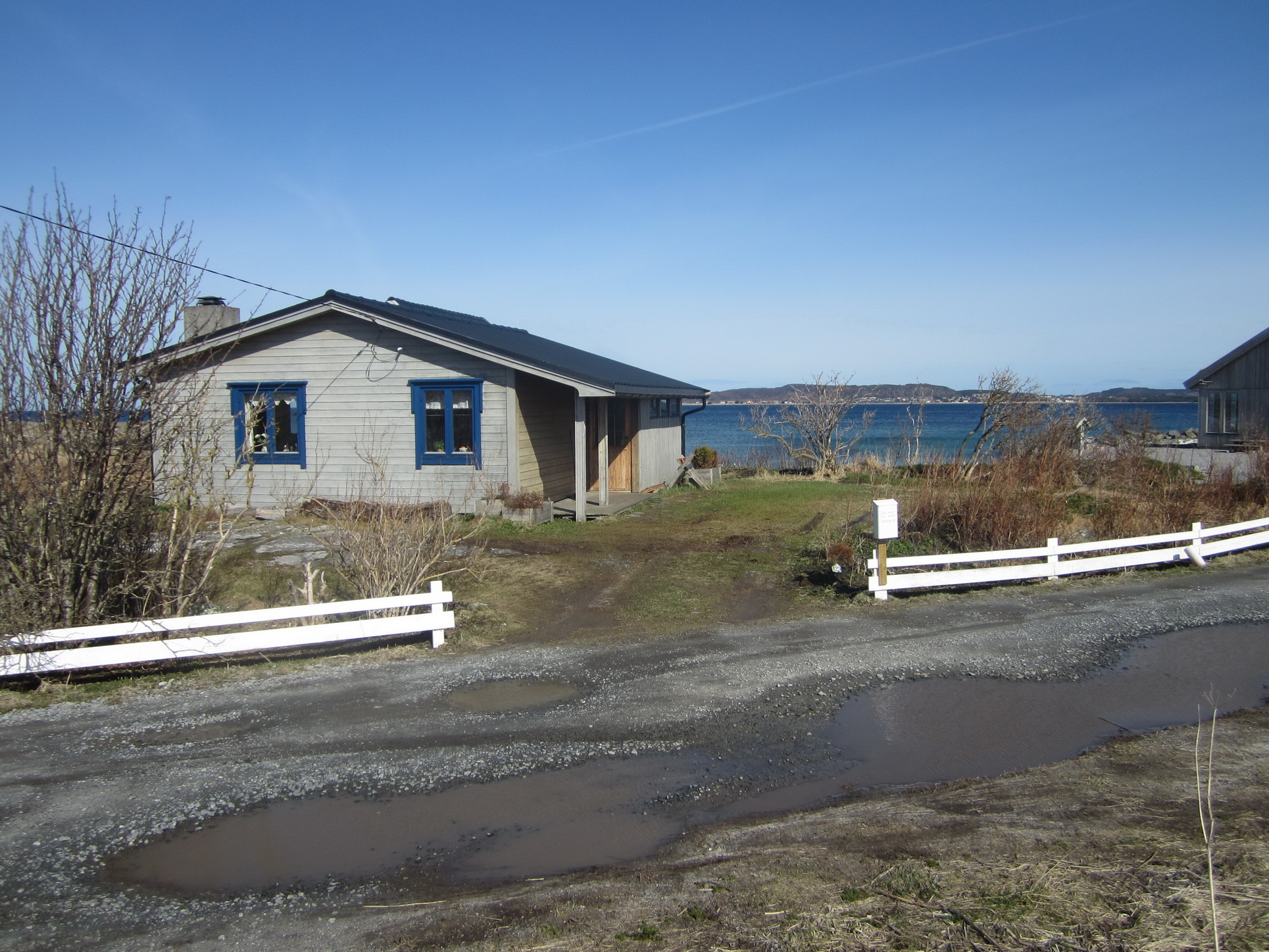 Her er brakken som huset mannskapet som bemannet og stod for vaktholdet v. peilestasjonen. Ligger ett lite stykke unna. Er idag ibruk som bolighus/sommerhus, og en smule ombygd.