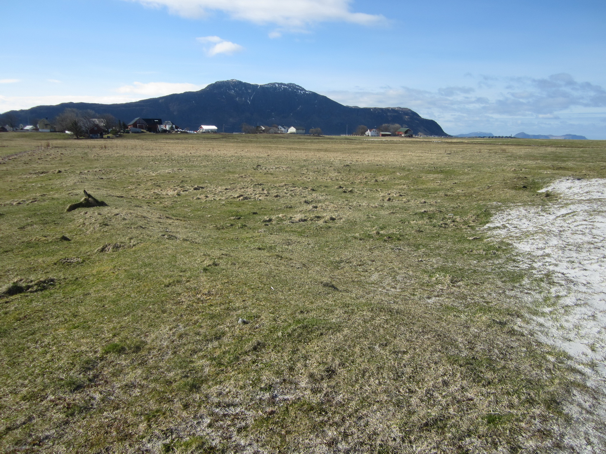 Her lå trolig peilestasjonen på Giske. Man kan vagt skimte omrisset av murer under gresse. Stasjonen var en bygning i betong/bunker som lå delvis nede i bakken og m. et tak av stål. Etter krigen ble trolig alt dette rasert og gjenfylt.