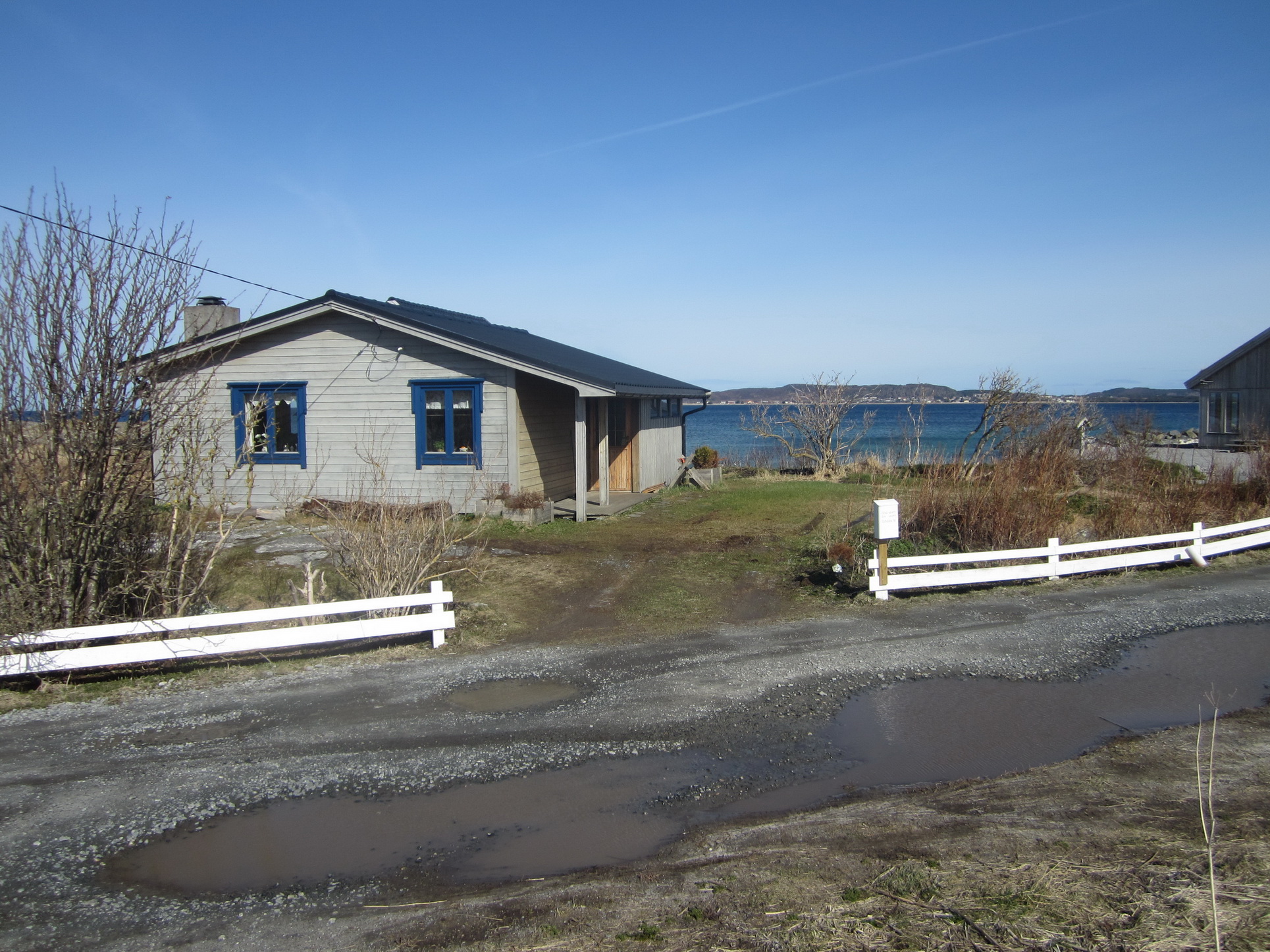 Her er det som var brakken som huset mannskapet og vaktstyrken til peilestasjonen. Idag ibruk som sommerhus/bolig?...og en smule ombygd.