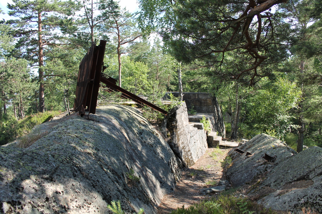 «For å beskytte kommandoplassen mot lufttrykket ved skyting med nordre kanon ble det montert et såkalt dekkskjold (jfr. beskr.)»