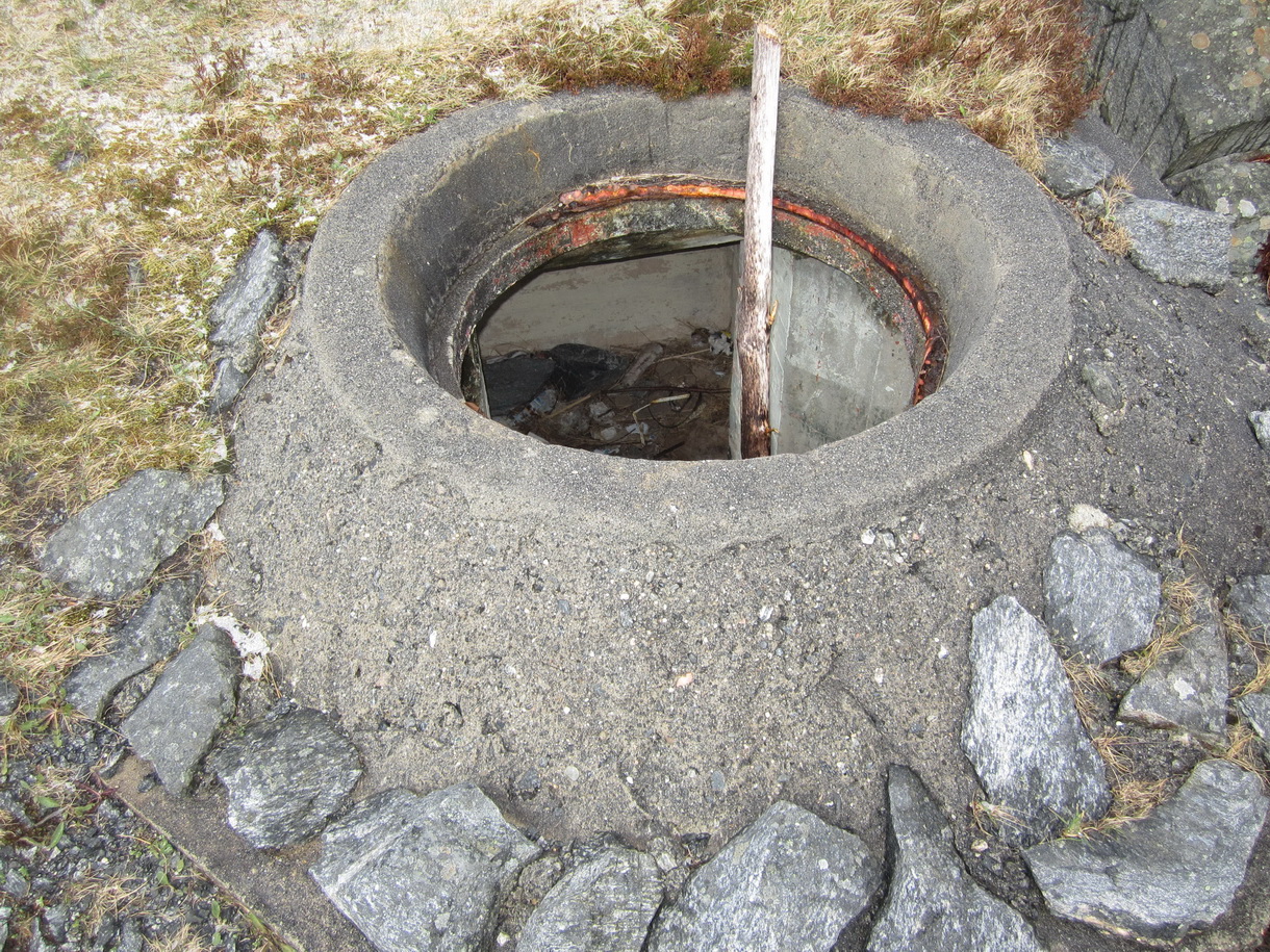 Samme ringstand, sett ovenfra. Inngangen delvis gjenfylt m. skrot og stein. Lå en Ringstand i hver &quot;ende&quot; av Jens-Haugen.