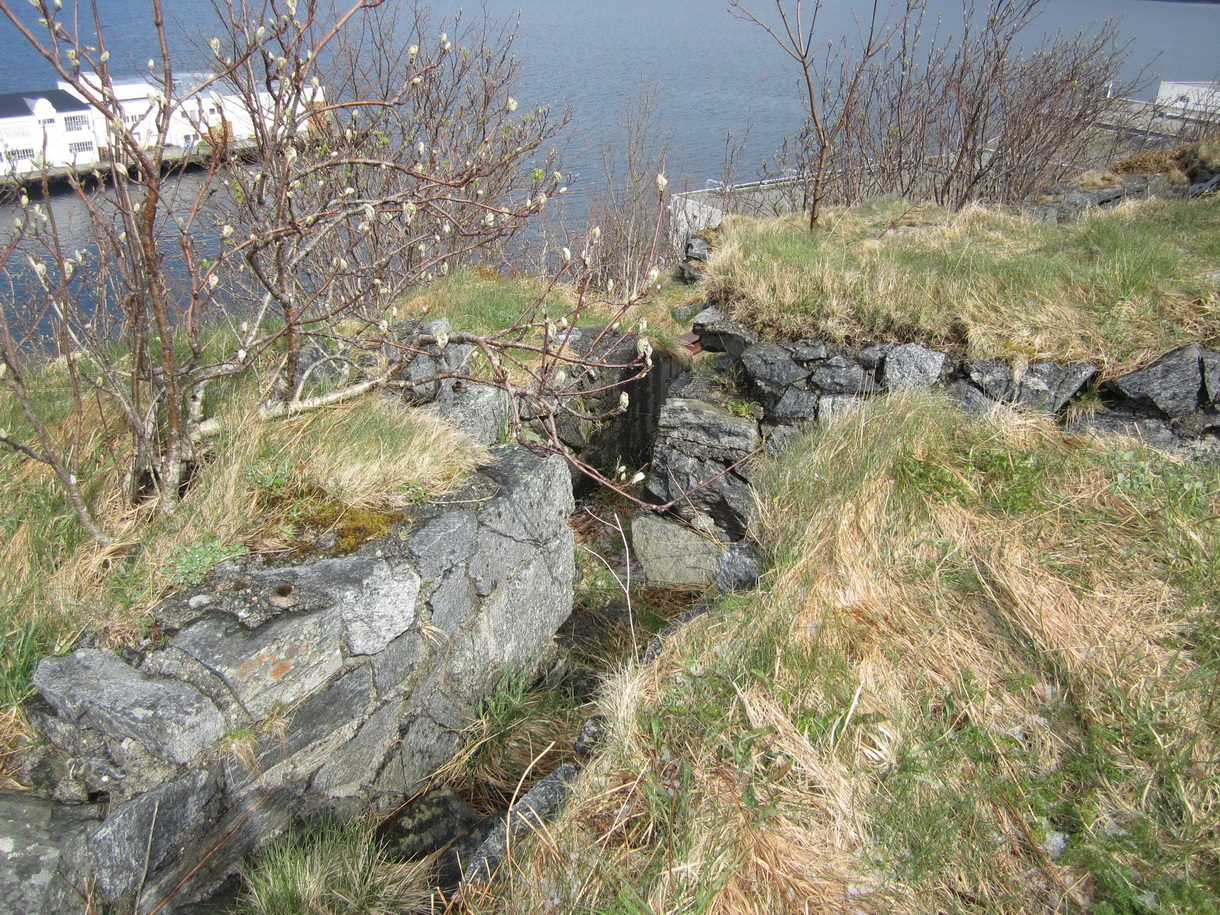 En av løpegravene fører  ut på nordsiden av Jens-Haugen, til en liten mg-stilling som dekket nord-øst delen av Steinvågssundet, og går herfra videre østover langs Jens-Haugen.