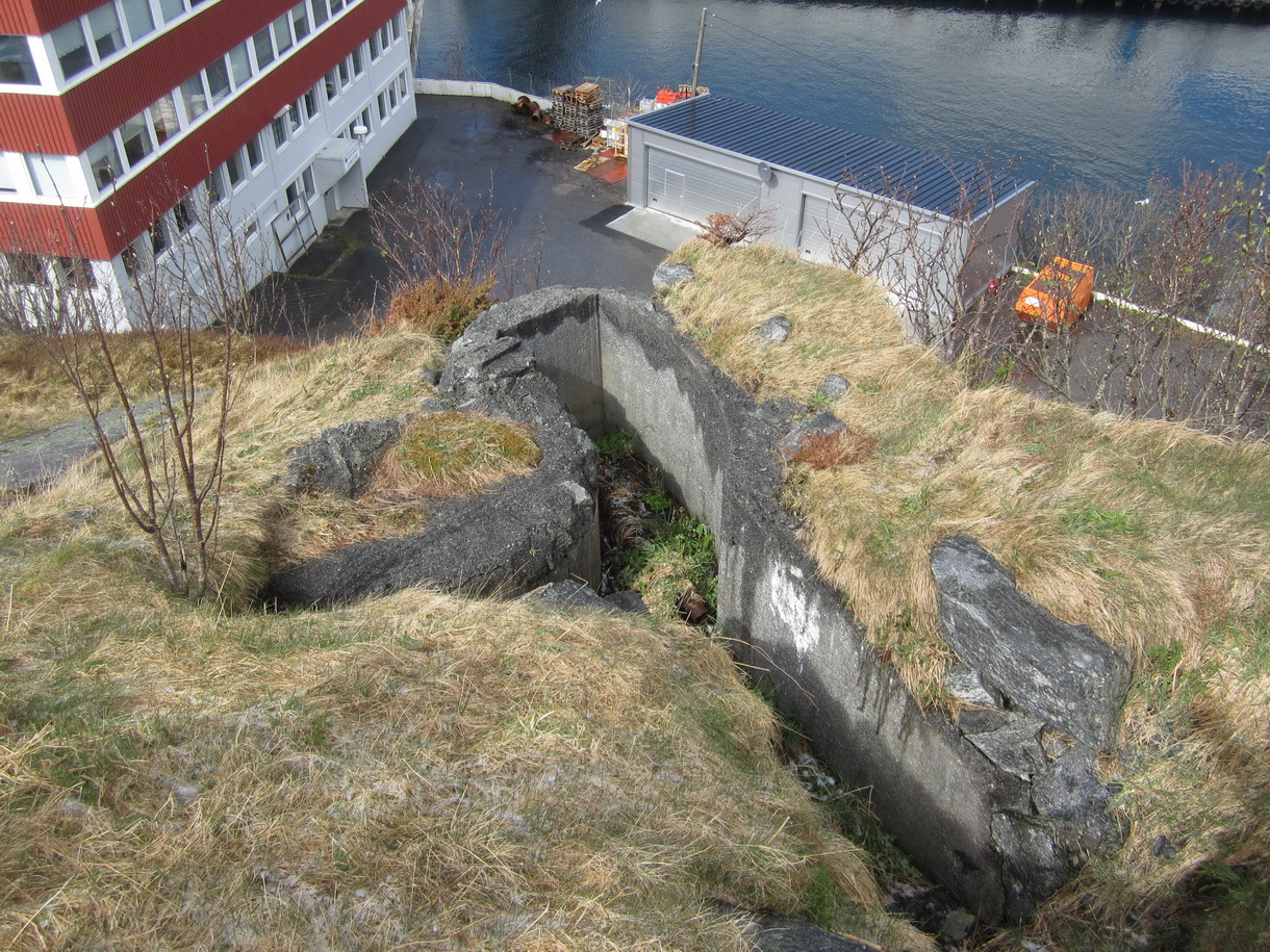 En av mg-stillingene som løpegravene fører til. Denne ligger nord-vest på Jens-Haugen, med oversikt over Steinvågssundet.