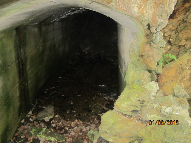 Tunnell i enden på løpegrav. Ca 5 - 6 m
