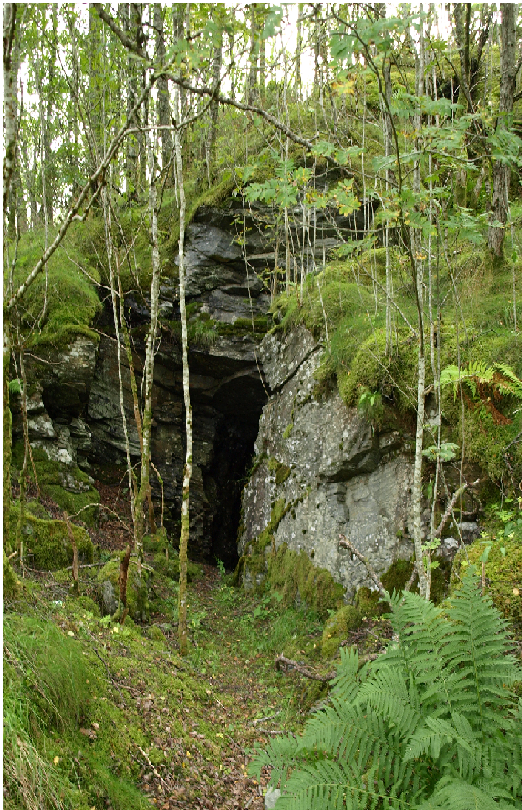 Inngang til grotta. Er 3 inngangar som eg oppdaga, i tillegg til ei &quot;sjakt&quot;.