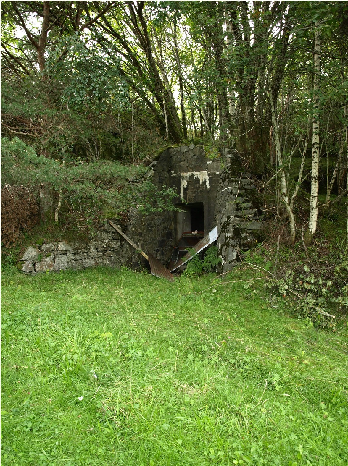 Bunker på høgre side av vegen til kanonstillingane.