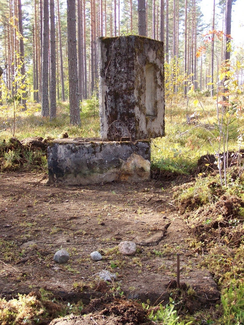 Den øverste &quot;klossen&quot; har opprinnelig vært plassert på fundamentet nærmest i bildet.