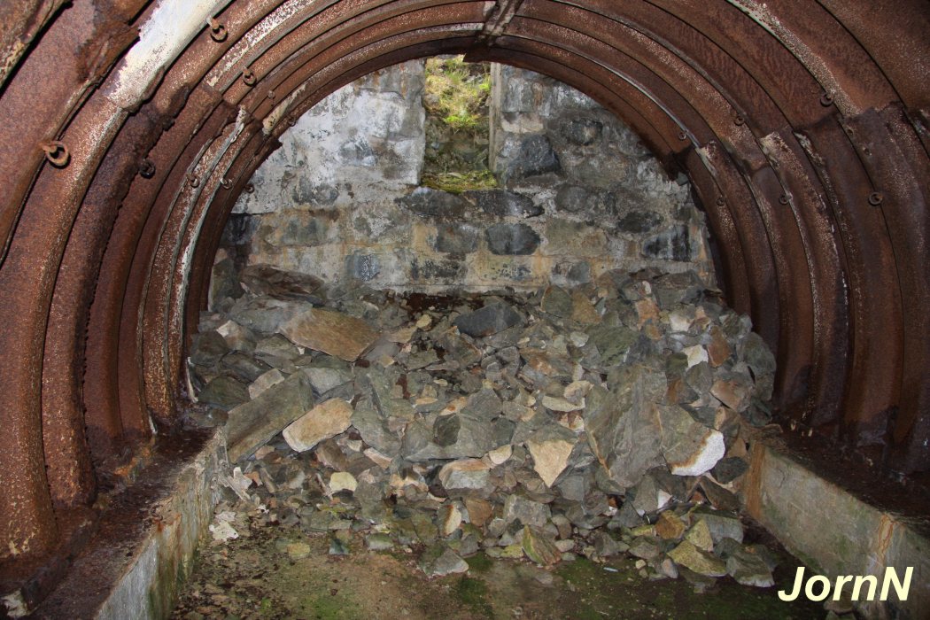 MG-stilling söröst - mannskapsbunker innvendig.jpg
