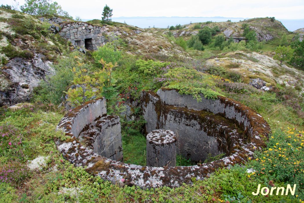 MG-stilling söröst m mannskapsbunker og mulig aggregatbunker.jpg