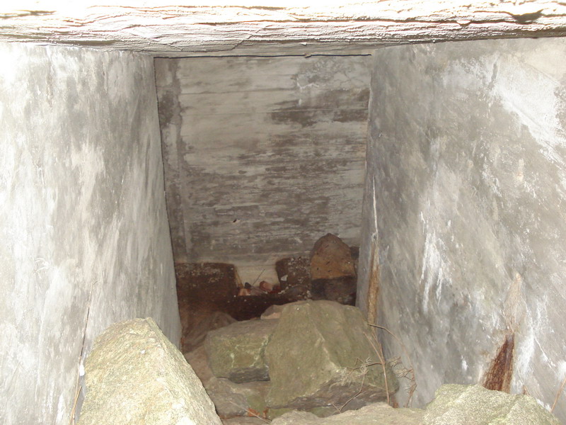 Til høyre er det en grovsprengt tunel