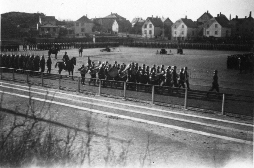 Mønstring, med drill og musikk på Stadion. Hollenderhaugen i bakgrunnen.